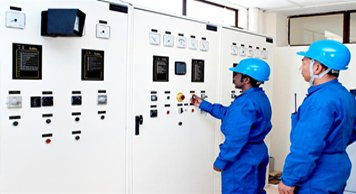 Technicien effectuant des réglages techniques